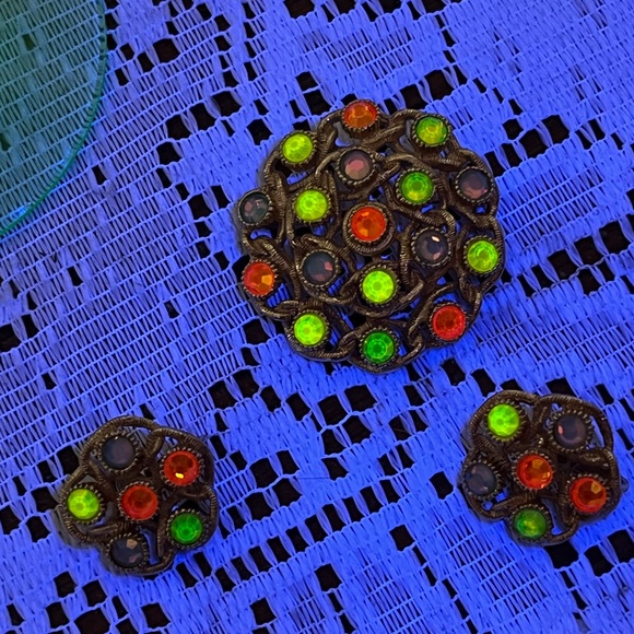 Vintage Sarah Coventry Brooch and Earrings- Glow under UV light - Picture 7 of 7